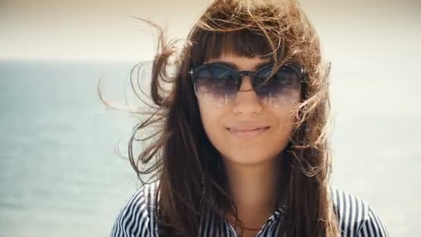 Vrouw met wuivende haren op de Wind — Stockvideo