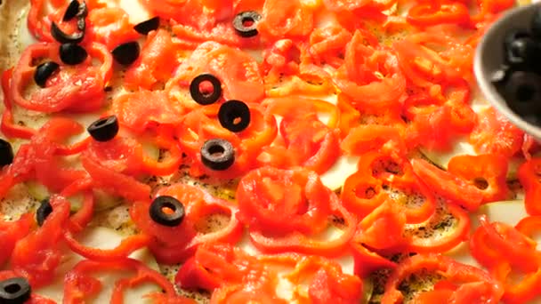Cocina de pizza vegetariana — Vídeo de stock
