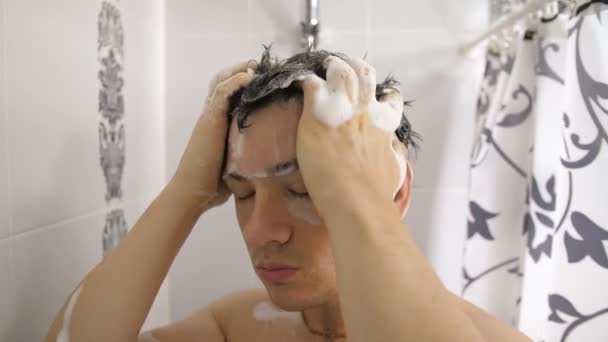 Homme laver les cheveux avec shampooing — Video