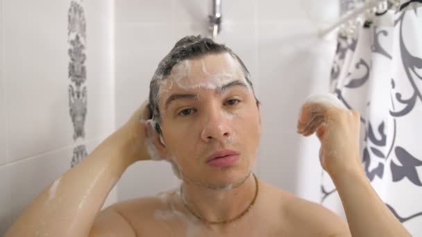 Hombre lavando el cabello en la ducha — Vídeo de stock