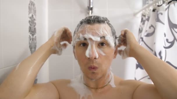 Homem engraçado com bom humor tomando um chuveiro — Vídeo de Stock