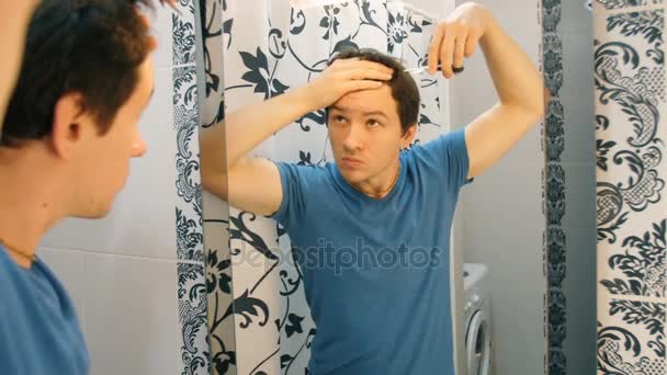 Hombre cortando pelo para sí mismo — Vídeo de stock