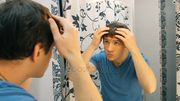 Mann sorgt sich um Haarausfall — Stockvideo