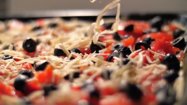 Приготовление вегетарианской пиццы — стоковое видео