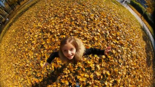 Веселая маленькая девочка прыгает — стоковое видео
