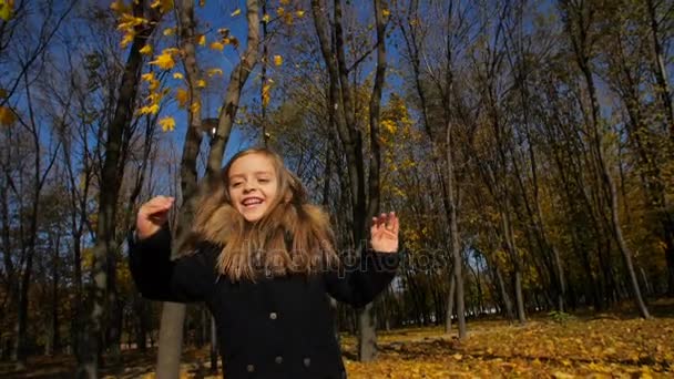 Cheerful little girl runs at park — Stock Video