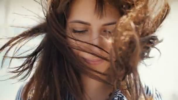 Viento soplando a través de las mujeres cabello — Vídeo de stock