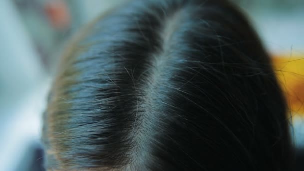 Чистые волосы женщины — стоковое видео