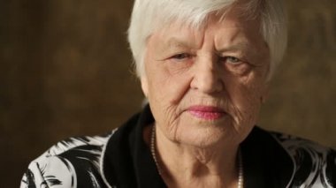 Odasında üzgün yaşlı kadın