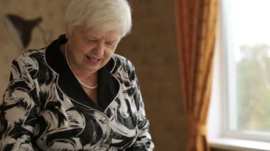 Yaşlı kadın odasında Ütü