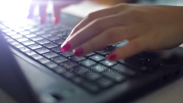 Manos de mujer trabajando en el teclado — Vídeo de stock