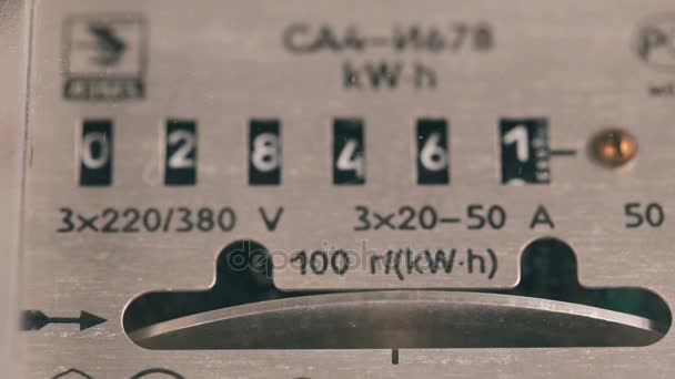 Medidor de electricidad mide la corriente consumida — Vídeos de Stock