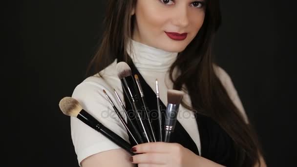 Жінка з пензликами для макіяжу — стокове відео