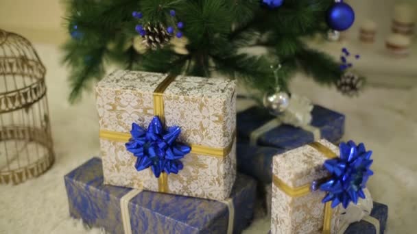 Cajas de regalo bajo árbol de Navidad — Vídeos de Stock