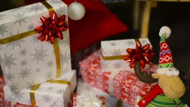 Δώρα κάτω από χριστουγεννιάτικο δέντρο — Αρχείο Βίντεο