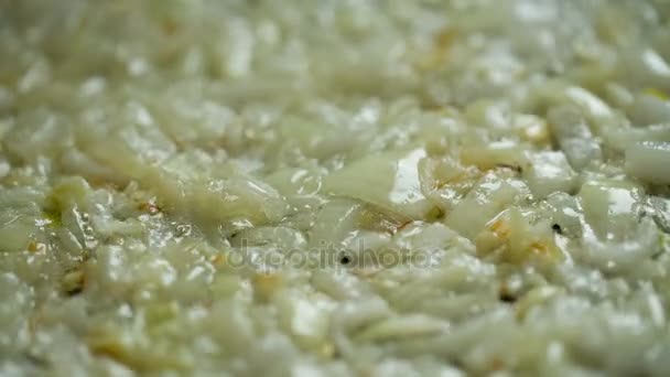 Смажена цибуля в олії на сковороді — стокове відео