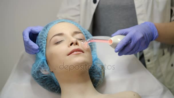 Esteticista hace facial darsonval terapia — Vídeos de Stock