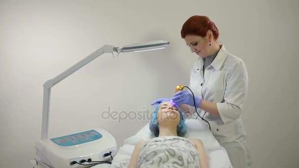 Terapia na clínica de cosmetologia — Vídeo de Stock