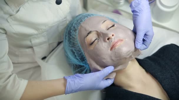 Ta bort en kosmetologi mask — Stockvideo