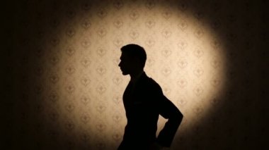 Düz yürüyen bir adam silüeti