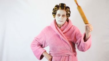 Öfkeli eşi Elinde oklava ile