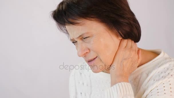 Жінка з сильним болем в шиї — стокове відео