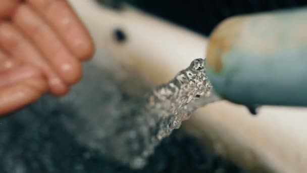 L'acqua si riversa nelle mani dell'uomo — Video Stock