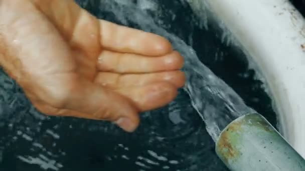 Поток воды в руках — стоковое видео