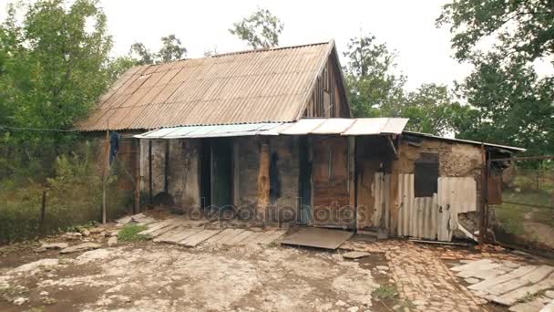 Antigua casa sucia arruinada — Vídeos de Stock