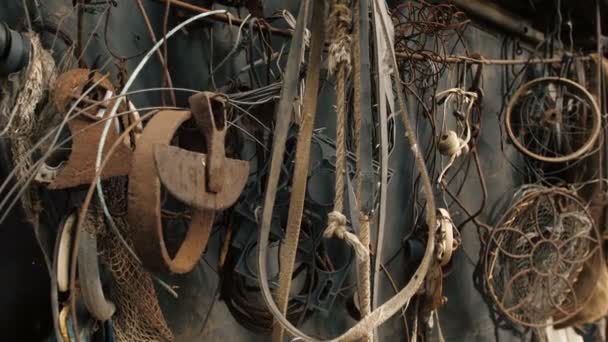 Beaucoup de vieux objets rouillés sur le mur 