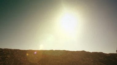 Güneş karşı atlama motorcu