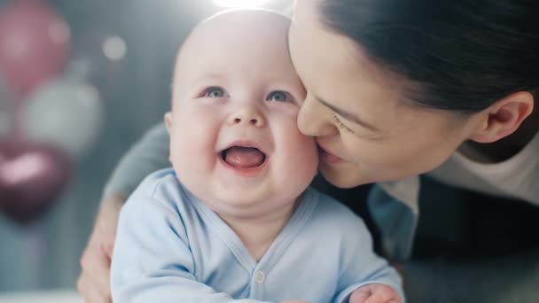 Mãe beijando bebê — Vídeo de Stock