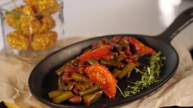 bir tavada pişmiş sebze