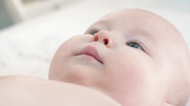 küçük bir bebek portresi