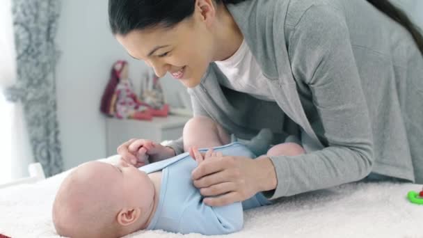 Mutter im Gespräch mit einem Baby — Stockvideo