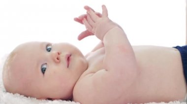 Bir arkasında yatan şirin bebek