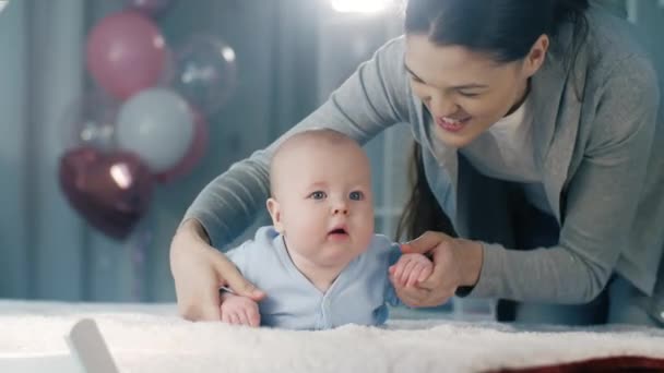 Mãe brinca com seu bebê — Vídeo de Stock