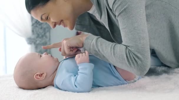 Madre ama a su bebé — Vídeo de stock