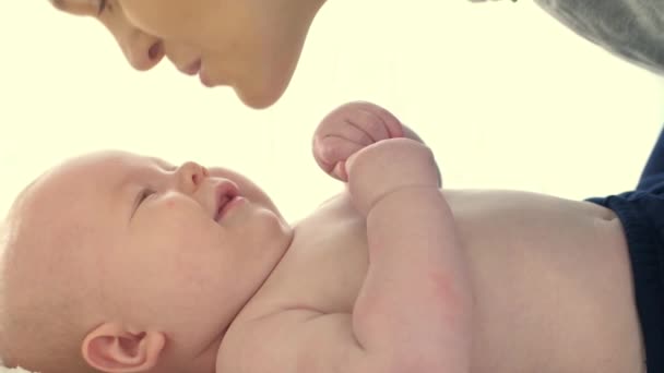 妈妈亲吻宝宝líbat dítě — 图库视频影像