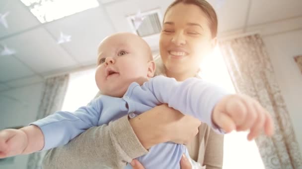Mãe feliz com um bebê — Vídeo de Stock