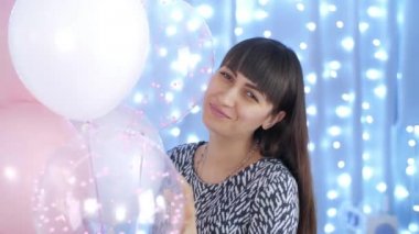 Balonlar ile gülümseyen kadın