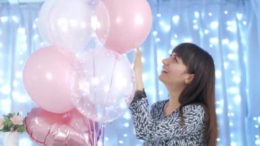 Mutlu kadın balonlarla oynamayı