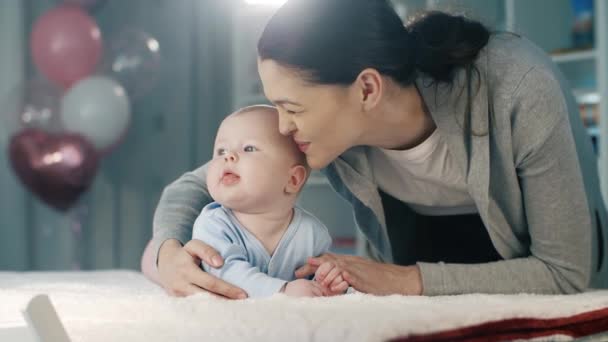 Lycklig kvinna med en baby — Stockvideo