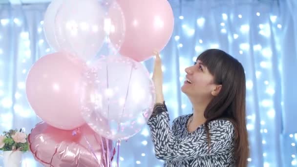 Ευτυχισμένη γυναίκα παίζει με τα μπαλόνια — Αρχείο Βίντεο