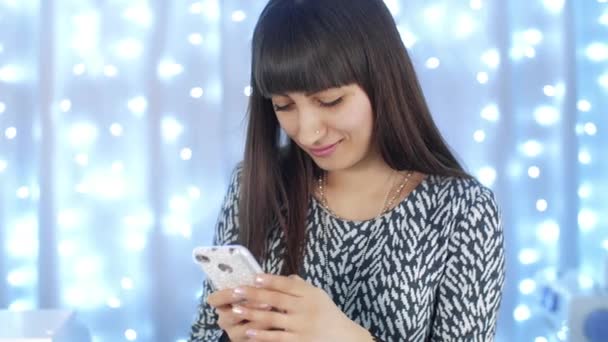 Mujer sonriente escribiendo SMS — Vídeo de stock