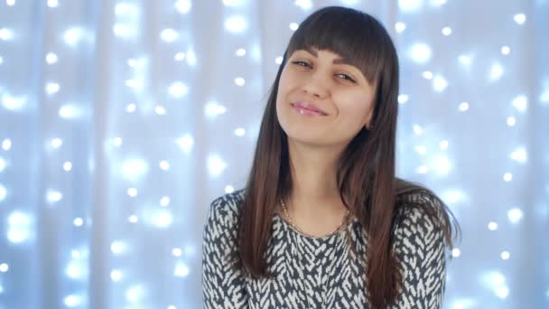 Porträt einer glücklichen Frau zu Weihnachten — Stockvideo