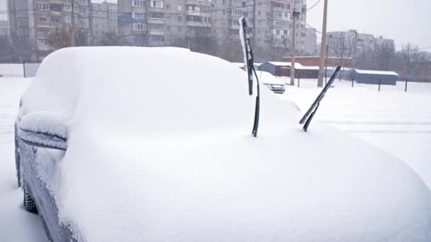 Essuie-glaces surélevés d'une voiture en hiver — Video