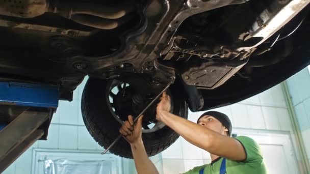 Automecánico inspecciona el coche — Vídeos de Stock