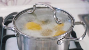 Yemek kaynamaya başlar