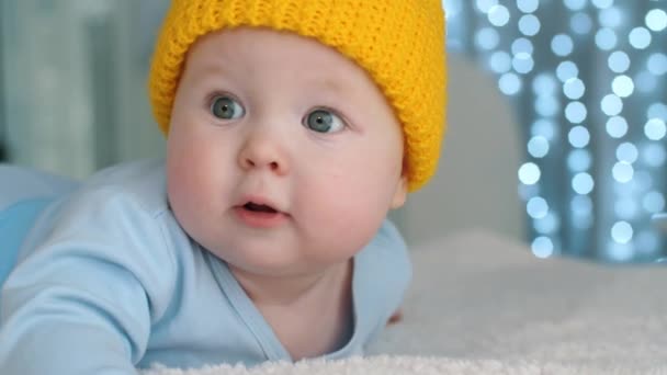 Cute baby w żółtym kapeluszu — Wideo stockowe